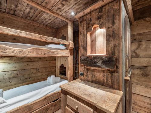 - une chambre avec 2 lits superposés dans une cabine dans l'établissement Chalet spacieux, skis aux pieds, cheminée, parking, WiFi - FR-1-565-114, à Les Allues