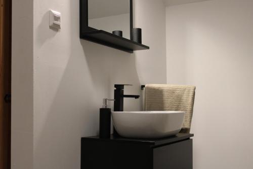 a bathroom with a sink and a mirror at Villa Zöldvölgy - Lassulj le és töltődj fel nálunk in Szůcsi