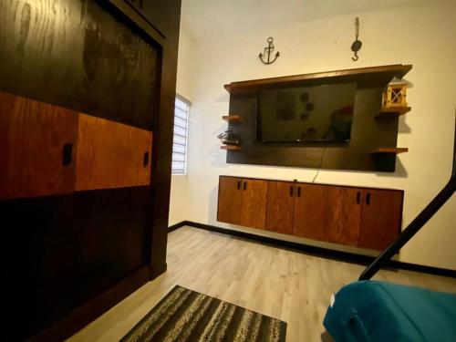 a living room with a flat screen tv on a wall at Casa de lujo a 7min de consulado in Ciudad Juárez