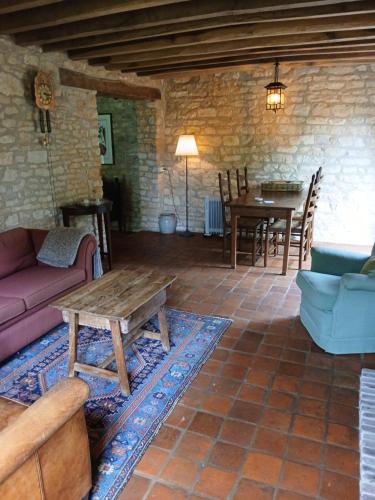 un salon avec un canapé et une table dans l'établissement Maison Frankrijk, à Couloutre