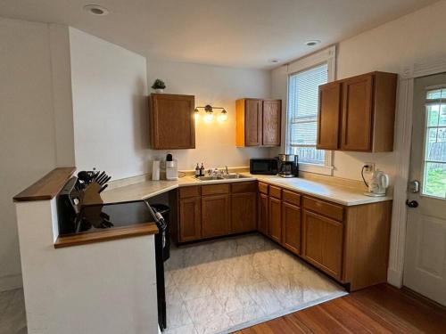 Η κουζίνα ή μικρή κουζίνα στο Eighty Three-Historic Downtown