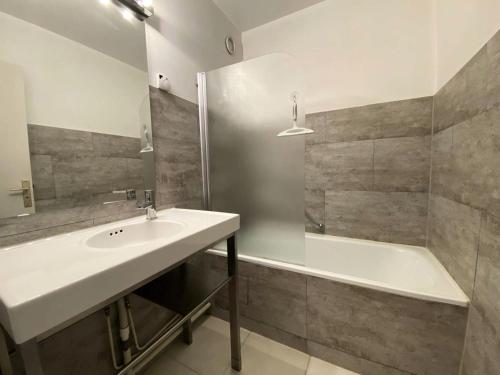 une salle de bain avec un lavabo et une baignoire dans l'établissement Résidence Diamant 2 - Magnifique T1 vue sur les montagnes MAE-5591, à Vénosc