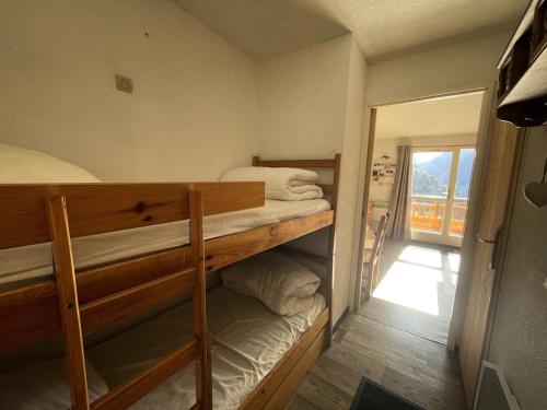 Cette chambre comprend 2 lits superposés et un couloir. dans l'établissement Résidence Pleiades - Appartement style montagne avec vue dégagée sur la station et les montagnes dans un secteur calme MAE-5571, à Vénosc