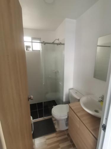 a bathroom with a shower and a toilet and a sink at Apartamento Ibagué in Ibagué