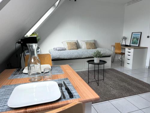 un salon avec une table et un canapé dans l'établissement ღ Nautique - Vue Mer, Parking privé et Wifi fibre, à La Rochelle