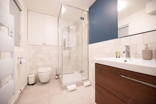 une salle de bain avec une douche, un lavabo et des toilettes dans l'établissement Beautiful Apartment in Saint Germain, à Paris