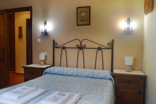 a bedroom with a bed with two towels on it at Casa Rural Los Olivos in Sotoserrano
