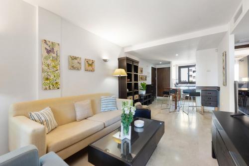 Punta Prima - Charming Spanish Apartment with South-Facing Terrace by the Sea