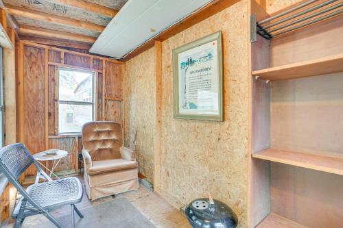 Χώρος καθιστικού στο 3 Mi to Lake Michigan Pet-Friendly Home!