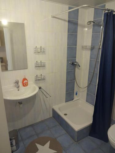 Koupelna v ubytování Voll eingerichtete 1,5 Zi, Wohnung UG Crailsheim
