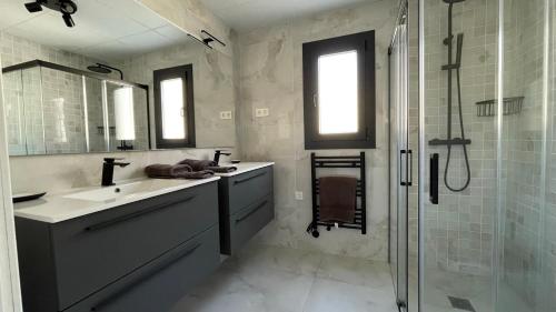 ein Badezimmer mit Waschbecken und Dusche in der Unterkunft Comino Penthouse in Cómpeta