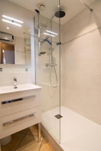 une salle de bain avec douche et lavabo dans l'établissement Résidence Altair - 4 pièces 8 personnes exposé sud MAE-1091, à Valloire