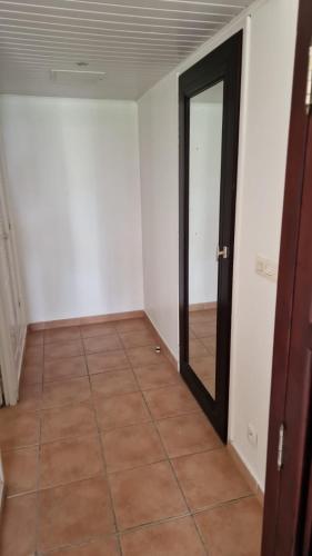 a hallway with a door and a tiled floor at AYOUNAKA, Appartement cosy avec plage terrasse & piscine in Courcelles Sucrerie