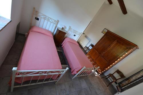 an overhead view of two beds in a room at Casa Roberta in San Chimento