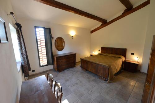 a bedroom with a bed and a table and chairs at Casa Roberta in San Chimento