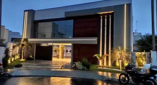 une maison avec une moto garée devant elle dans l'établissement Casa completa em Natal! - Conforto e elegância para suas férias, à Natal