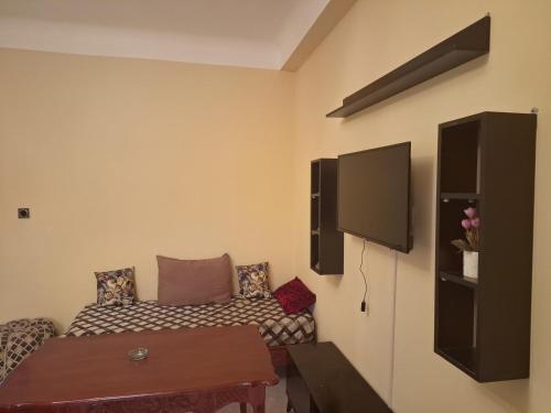a living room with a couch and a tv at superbe appartement F3 - 80m2 in Oran