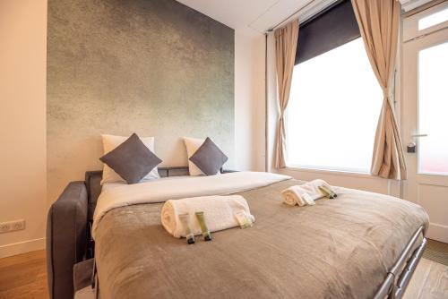 une chambre avec deux lits avec des serviettes dessus dans l'établissement Beautiful Apartment in saint germain des prés, à Paris