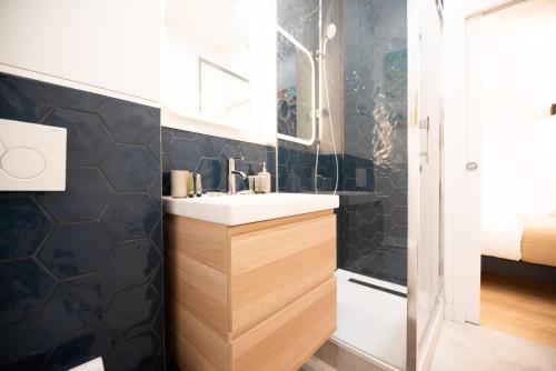 une salle de bain avec un lavabo et un miroir dans l'établissement Beautiful Apartment in saint germain des prés, à Paris