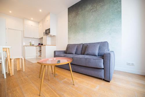 un salon avec un canapé et une table dans l'établissement Beautiful Apartment in saint germain des prés, à Paris