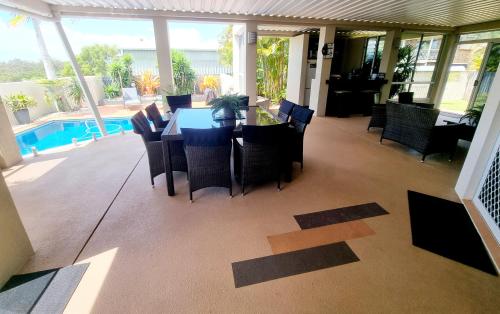 Πισίνα στο ή κοντά στο Tranquil Getaway With Pool, Outdoor Kitchen and Bar