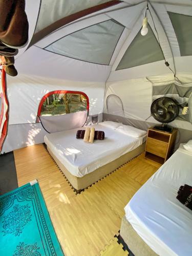 a room with a bed in a tent at Sitio Simple Life in Ubatuba
