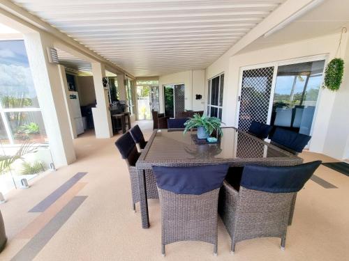 Χώρος καθιστικού στο Tranquil Getaway With Pool, Outdoor Kitchen and Bar