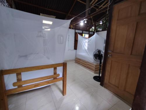 a room with a bed in a tent at Eco Hotel Campo Verde in Isla Grande