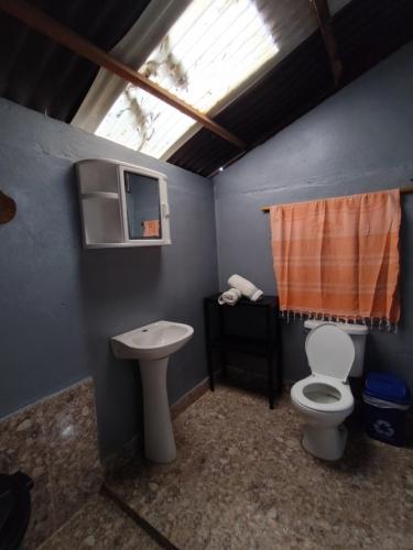 a bathroom with a toilet and a sink at Eco Hotel Campo Verde in Isla Grande
