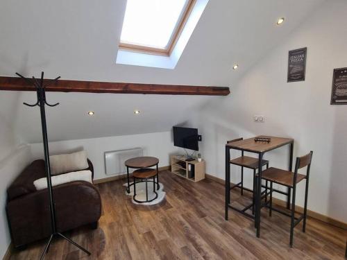 un salon avec un canapé et une table dans l'établissement Elégance Provinoise aux pieds des remparts Classé, à Provins