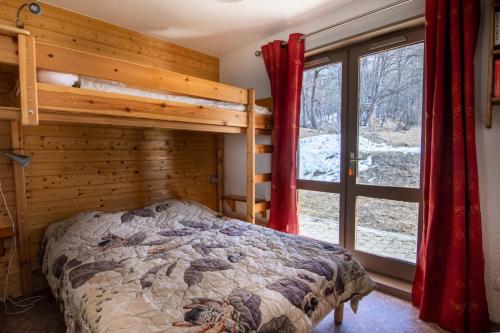 une chambre avec un lit superposé et une fenêtre dans l'établissement Résidence Altair - 4 pièces 8 personnes exposé sud MAE-1091, à Valloire