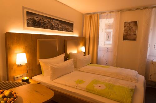 a hotel room with two beds and a table at Ferienwohnung am Griesgarten in Bamberg