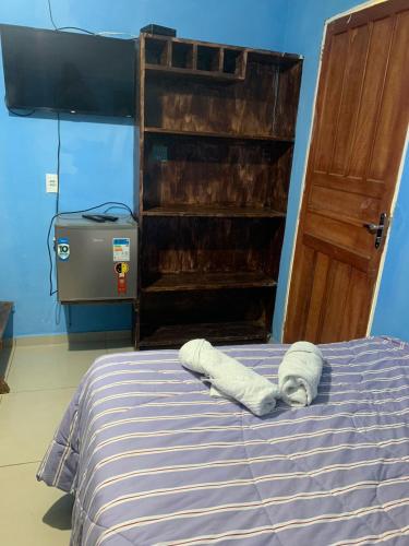 a bed in a room next to a door at Pousada Sitio Roda D'Água Mairinque in Mairinque