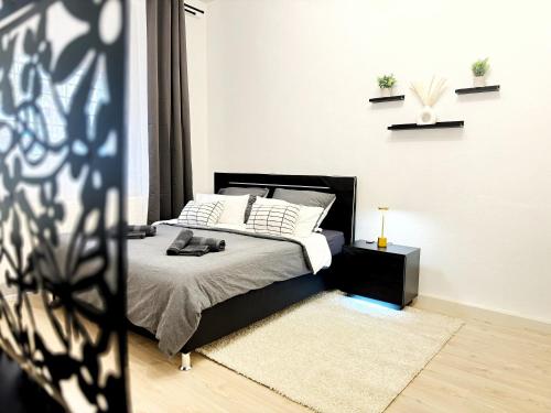 une chambre avec un lit avec une tête de lit noire dans l'établissement HolidayHome Apartments I Spacious 130qm Apartment Near Berlins Top Sights, à Berlin