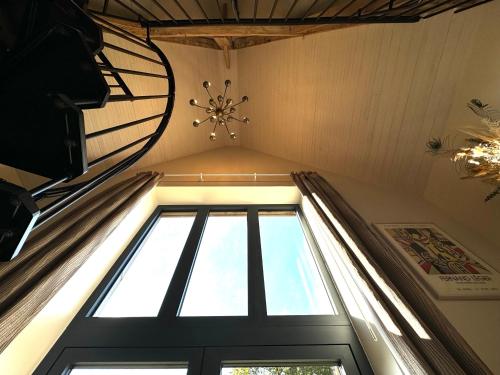 a view of a window in a room at Le Cottage enchanteur du Renouard avec sa Vue panoramique in Le Renouard