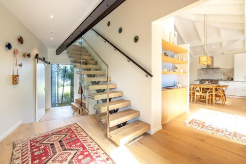 Φωτογραφία από το άλμπουμ του Picnic Bay Hideaway - Be My Guest Waiheke σε Putaki Bay