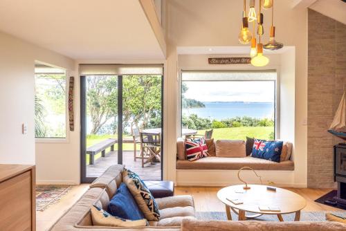Χώρος καθιστικού στο Picnic Bay Hideaway - Be My Guest Waiheke