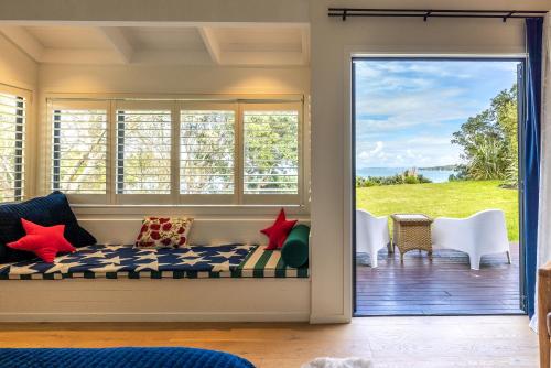 Χώρος καθιστικού στο Picnic Bay Hideaway - Be My Guest Waiheke
