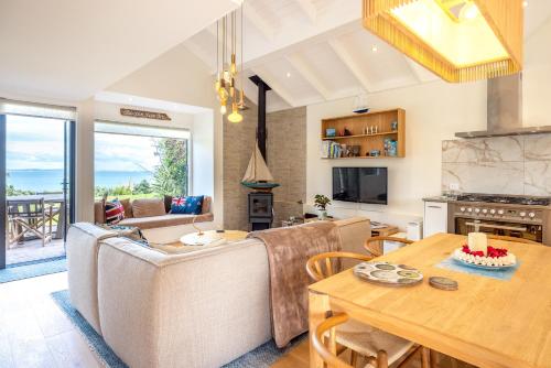 Χώρος καθιστικού στο Picnic Bay Hideaway - Be My Guest Waiheke