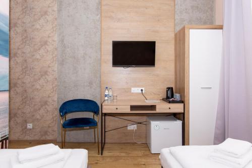 a room with a desk with a computer and a tv at Kamienica Morska Gdynia in Gdynia