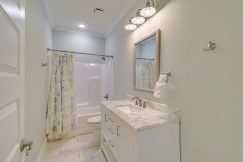 Ένα μπάνιο στο Perdido Key Home with Bay Access Less Than 1 Mi to Beach!