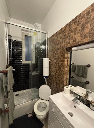 une salle de bain avec toilettes, douche et lavabo dans l'établissement White Paris, à Paris