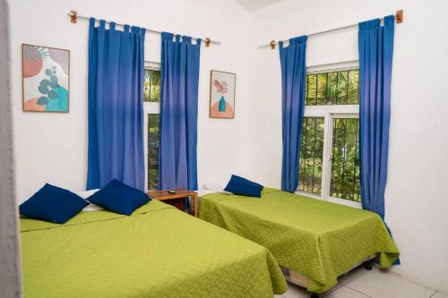Ένα ή περισσότερα κρεβάτια σε δωμάτιο στο Monterrico Casa en la Playa Monterrico