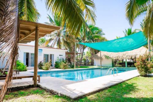 Πισίνα στο ή κοντά στο Monterrico Casa en la Playa Monterrico