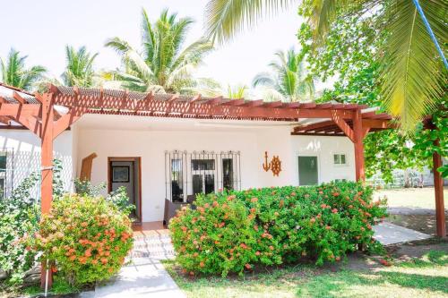 Κήπος έξω από το Monterrico Casa en la Playa Monterrico