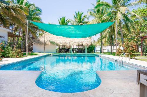 Πισίνα στο ή κοντά στο Monterrico Casa en la Playa Monterrico