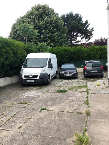 une camionnette et deux voitures garées sur un parking dans l'établissement Baker's house, à Clermont-Ferrand