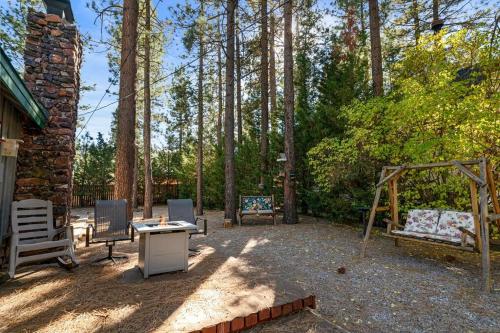 Taman di luar Our Mountain Hideaway Large Yard with Firepit