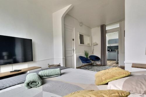 une chambre avec un grand lit avec une télévision à écran plat dans l'établissement Résidence Le Guyencourt Amiens Centre, à Amiens