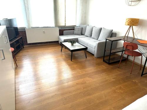 a living room with a couch and a table at "City Chic Apartment" im Gassen Geflüster in Schwäbisch Hall